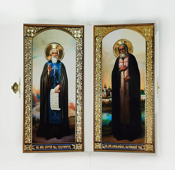 Складень с ростовыми иконами Серафим Саровский и Сергий Радонежский в кожаном футляре с вышивкой, 9 х 18см